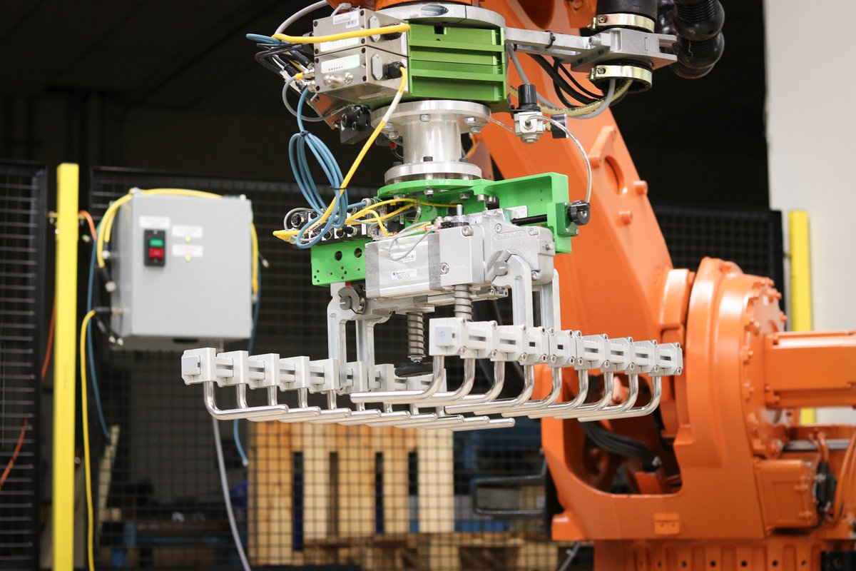 palletizing gripper on full arm robot